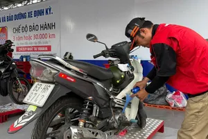 Kiểm tra, thay nhớt xe miễn phí cho công nhân, người lao động tại ngày hội