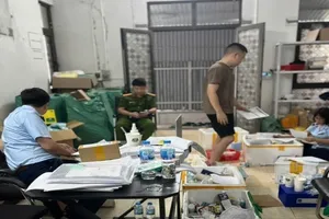 Lực lượng chức năng kiểm đếm hàng hóa vi phạm tại một cơ sở kinh doanh mỹ phẩm trên địa bàn thành phố Hà Nội.