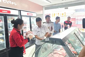 Đoàn liên ngành tỉnh Sóc Trăng kiểm tra cửa hàng CP Fresh Shop tại huyện Mỹ Xuyên