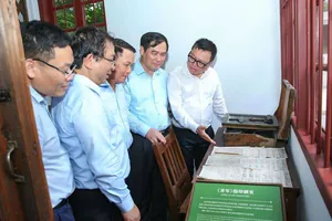 Đoàn thăm Di tích Nhà số 248 – 250 đường Văn Minh, TP Quảng Châu – Trụ sở của Hội Việt Nam Cách mạng Thanh niên