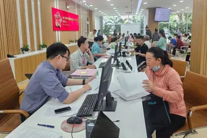 Người dân nộp hồ sơ tại Bộ phận tiếp nhận và trả kết quả của quận 6 , TPHCM, chiều 10-6. Ảnh: THU HOÀI