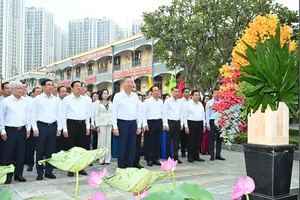 Tổng Bí thư Tô Lâm và các đại biểu bày tỏ lòng thành kính, biết ơn sâu sắc đối với công lao to lớn của Chủ tịch Hồ Chí Minh. Ảnh: VIỆT DŨNG