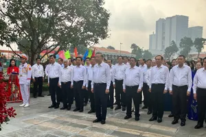 Tổng Bí thư Tô Lâm dâng hoa, dâng hương tưởng nhớ Chủ tịch Hồ Chí Minh tại TPHCM