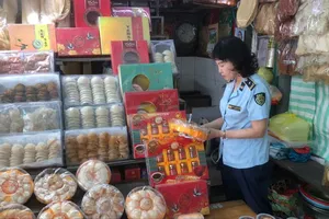 Quản lý thị trường kiểm tra yến sào tại chợ Bình Tây (quận 6, TPHCM)