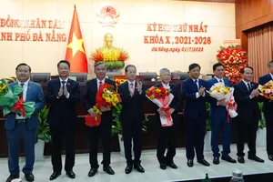 Lãnh đạo TP Đà Nẵng tặng hoa, chúc mừng lãnh đạo HĐND thành phố tại kỳ họp thứ Nhất. Ảnh: XUÂN QUỲNH