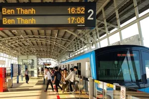 Hành khách đi Metro Bến Thành - Suối Tiên sử dụng thẻ từ thông minh (IC Card) để thanh toán tự động tại tất cả các nhà ga. Ảnh: QUỐC HÙNG