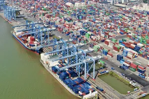 Tập trung hàng hóa xuất khẩu trước khi đưa lên tàu tại Cảng Cát Lái (TPHCM). Ảnh: HOÀNG HÙNG