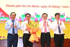 Các đồng chí lãnh đạo TPHCM chúc mừng đồng chí Nguyễn Mạnh Cường được bầu giữ chức Phó Chủ tịch UBND TPHCM. Ảnh VIỆT DŨNG