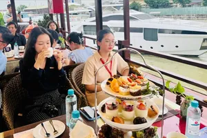 Khách thưởng thức tiệc trà, ngắm hoàng hôn trên sông Sài Gòn từ du thuyền Hòn Ngọc Viễn Đông