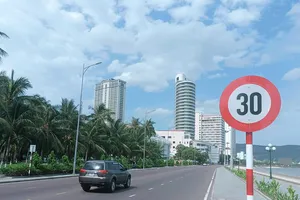 Biển báo giới hạn tốc độ 30km/giờ áp dụng toàn tuyến đường biển Xuân Diệu (phường Quy Nhơn, tỉnh Gia Lai)