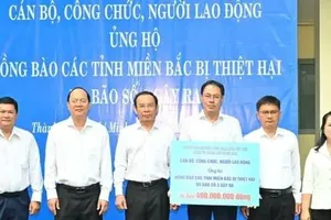 Bí thư Thành ủy TPHCM Nguyễn Văn Nên cùng cán bộ, công chức, người lao động ủng hộ đồng bào các tỉnh miền Bắc bị thiệt hại do bão số 3 gây ra hồi năm 2024. Ảnh: VIỆT DŨNG