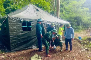 Dựng 30 nhà bạt tạm cho vùng lũ xã biên giới Nhôn Mai