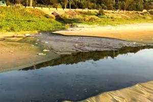 Dòng nước thải màu đen, bốc mùi hôi thối chảy ra biển Mũi Né