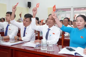 Các đại biểu biểu quyết thông qua nghị quyết đại hội