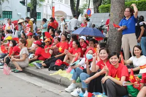 Bà cụ dù khuyết tật thể vận động nhưng vẫn hòa cùng vào dòng người xem hợp luyện. Ảnh HÀ NGUYỄN