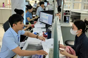ông chức Trung tâm Phục vụ hành chính công phường Sài Gòn, TPHCM tiếp nhận, giải quyết hồ sơ cho người dân. Ảnh: NGÔ BÌNH