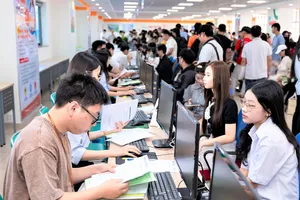 Thí sinh đăng ký xét tuyển bổ sung tại Trường ĐH Công nghệ TPHCM. Ảnh: THANH HÙNG