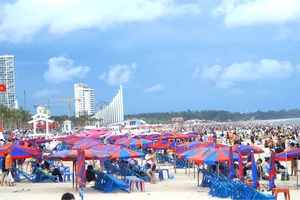 Du khách vui chơi tắm biển Bãi Sau, phường Vũng Tàu (TPHCM), chiều 31-8. Ảnh: PHÚ NGÂN