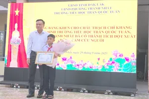 UBND tỉnh Đắk Lắk tặng bằng khen cho nam sinh dũng cảm cứu người trong vụ thảm sát 3 người tử vong