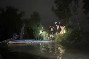Lực lượng chức năng phát hiện, truy bắt học viên bỏ trốn khỏi Cơ sở cai nghiện ma túy số 2 vào tối 5-10. Ảnh: NAM KHÔI