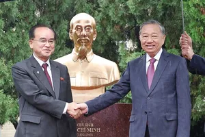 Tổng Bí thư Tô Lâm và Ủy viên Thường vụ Bộ Chính trị Triều Tiên Jo Yong Won tại lễ khánh thành tượng Chủ tịch Hồ Chí Minh trong khuôn viên Đại sứ quán Việt Nam ở Triều Tiên. Ảnh: TTXVN