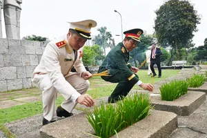 Đoàn đại biểu dự Đại hội Đảng bộ TPHCM lần thứ I dâng hương các Anh hùng liệt sĩ