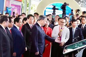 Tổng Bí thư Tô Lâm tham quan triển lãm tại Đại hội đại biểu Đảng bộ TPHCM lần thứ I