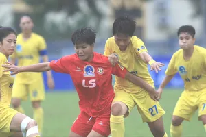 Các cầu thủ Hà Nội vẫn không thể ngăn cản đội TPHCM I lần thứ 15 đăng quang ngôi VĐQG.