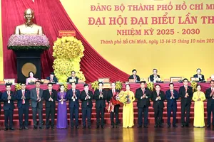 Bí thư Thành ủy TPHCM Trần Lưu Quang tặng hoa chúc mừng Ủy ban Kiểm tra Thành ủy TPHCM nhiệm kỳ 2025-2030. Ảnh: VIỆT DŨNG