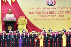 Bí thư Thành ủy TPHCM Trần Lưu Quang tặng hoa chúc mừng Ủy ban Kiểm tra Thành ủy TPHCM nhiệm kỳ 2025-2030. Ảnh: VIỆT DŨNG