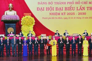 Bí thư Thành ủy TPHCM Trần Lưu Quang tặng hoa chúc mừng Ủy ban Kiểm tra Thành ủy TPHCM nhiệm kỳ 2025-2030. Ảnh: VIỆT DŨNG