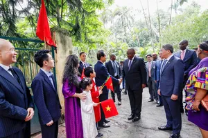 Tổng thống Nam Phi Matamela Cyril Ramaphosa đến thăm gia đình Đại tướng Võ Nguyên Giáp. Ảnh: VIẾT CHUNG.