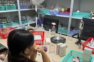 TPHCM: Triệt phá đường dây sản xuất, buôn bán gần 20.000 chai nước hoa giả