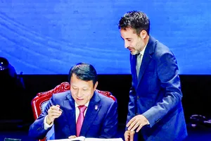 Theo nghi lễ điều hành của LHQ, Đại tướng Lương Tam Quang, Bộ trưởng Bộ Công an, đại diện nước chủ nhà Việt Nam, đặt bút ký vào Công ước Hà Nội. Ảnh: VIẾT CHUNG