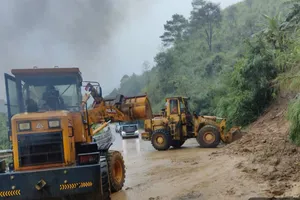 Khắc phục sạt lở trên đèo Lò Xo (Quảng Ngãi)