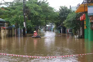 Nước lũ bủa vây khu dân cư thôn Phú Hòa 2, xã Bà Nà
