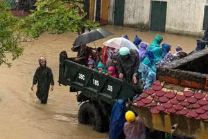 Dùng xe tải chở các em học sinh từ Trường Tiểu học Kỳ Thịnh - điểm trường ở Tây Yên (phường Vũng Áng) để về nhà phòng tránh mưa lũ 