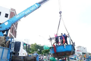 Ngư dân Quy Nhơn cẩu thuyền "chạy bão"