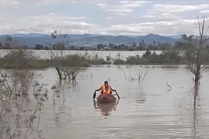 Gia Lai: Giải cứu 3 người bị cô lập giữa dòng lũ