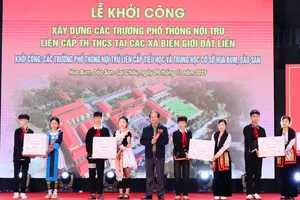 Bộ trưởng Bộ GD-ĐT Nguyễn Kim Sơn tặng quà cho các em học sinh tại lễ khởi công ở điểm cầu Trường phổ thông nội trú liên cấp Hua Bum, xã Dào San, tỉnh Lai Châu