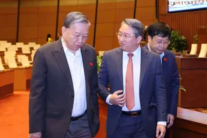 Tổng Bí thư Tô Lâm trao đổi với Bộ trưởng Bộ Tư pháp Nguyễn Hải Ninh tại phiên họp Quốc hội. Ảnh: QUANG PHÚC