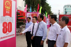 Các đại biểu tham quan triển lãm