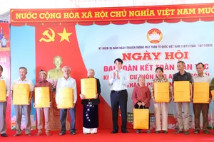 Chủ tịch nước Lương Cường tặng quà cho bà con khó khăn, người dân chính sách của thôn Bảo An. Ảnh: XUÂN QUỲNH