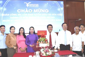Đoàn công tác của Ban Tuyên giáo và Dân vận Thành ủy TPHCM tặng quà chúc mừng Ban Giám hiệu Trường ĐH Thủ Dầu Một