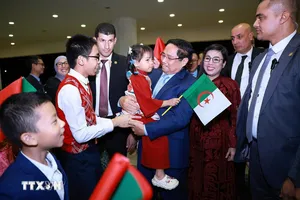 Thủ tướng Phạm Minh Chính và Phu nhân với thiếu nhi Việt Nam đang sinh sống tại Algeria