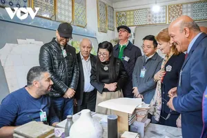 Phu nhân Thủ tướng nghe lãnh đạo Trung tâm giới thiệu về hoạt động, điều kiện sinh hoạt và hành trình vượt khó của các em nhỏ tại Algeria. Ảnh: vov.vn