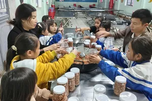 Quảng Ngãi: Giáo viên rang muối đậu hỗ trợ bà con vùng lũ