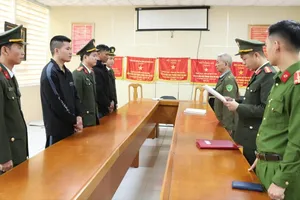 Cơ quan điều tra tống đạt quyết định khởi tố bị can. Ảnh: Công an Hà Tĩnh 