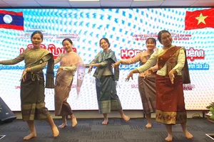 Họp mặt kỷ niệm 50 năm Quốc khánh CHDCND Lào