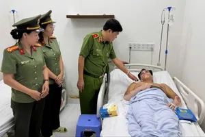 Công an TPHCM thăm hỏi cán bộ bị thương khi làm nhiệm vụ cứu trợ tại Đắk Lắk